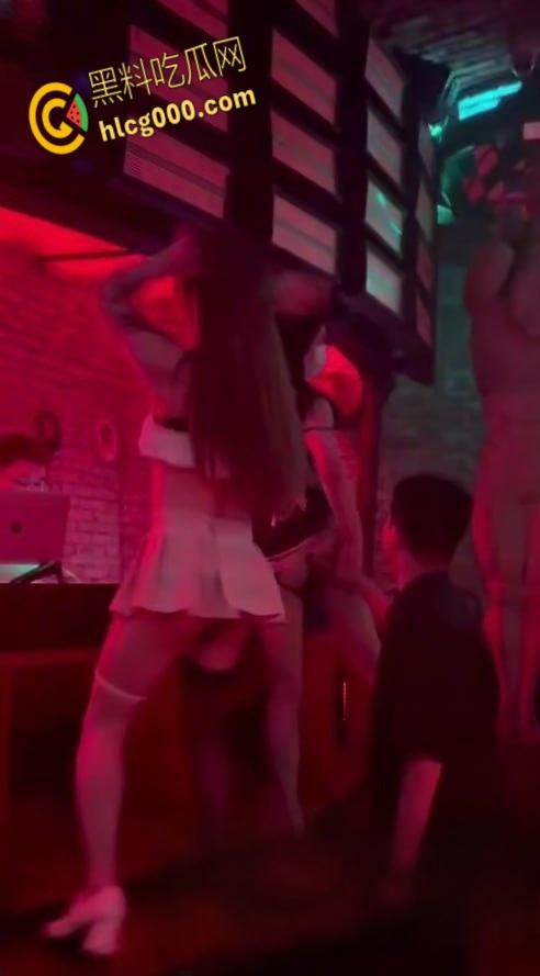 长沙酒吧爽翻天！嗨歌劲爆短裙热舞，亲嘴摸奶擦边撩骚，夜生活还得看长沙，都摸屌了这谁忍得住 ?-8
