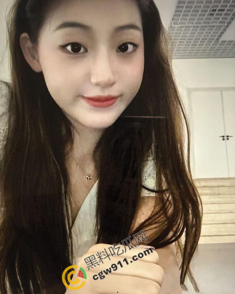 河南安阳甜美少女【刘薇】床上热情如火,与男友性多姿势切换娇喘连连,口交撩人,翘臀后入,令人血脉贲张!-1