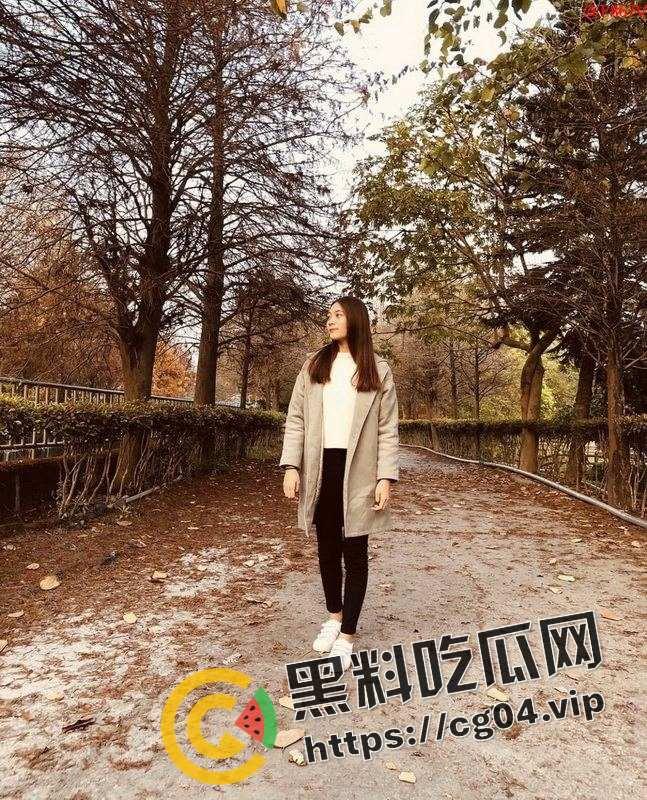 反差少妇！长相气质的同学私下里非常淫荡，手机里面泄漏包含给炮友口交，内射，被偷拍换衣服，还有在度假村厕所公然给炮友口交，绝对反差-3