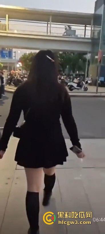 坦克小仙女坐公交大声喧哗反怼劝阻者 结果遇上硬茬 下车被骂到破防 大爷在车上笑得不行！-6