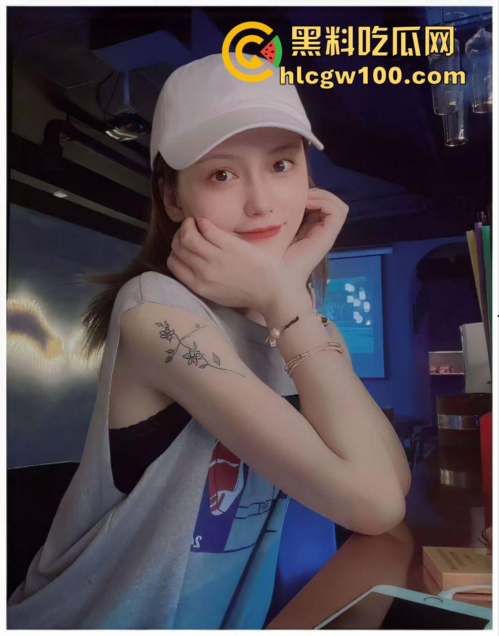 东航空姐『阮梦晨』空姐变老司机 男友摸奶她撸鸡 一手方向盘一手撸鸡  只能撸不能插馋得直冒汗！-3