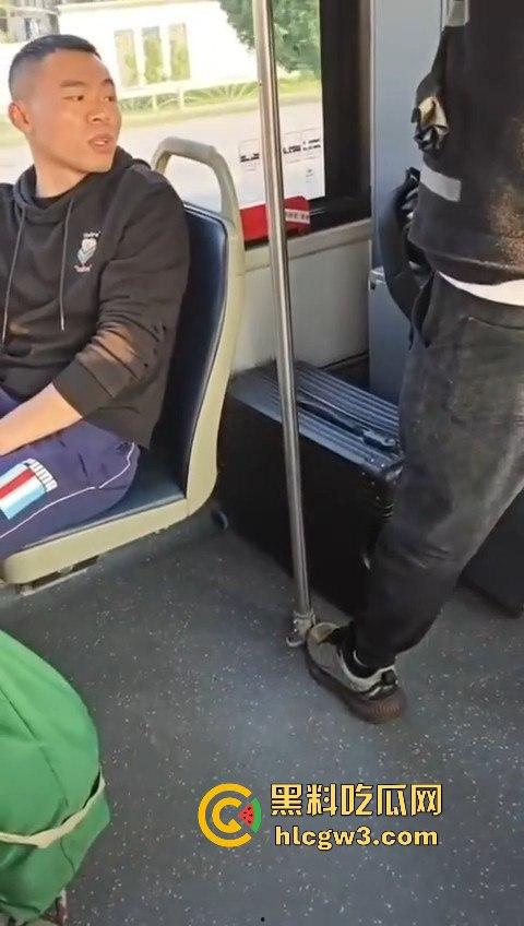 坦克小仙女坐公交大声喧哗反怼劝阻者 结果遇上硬茬 下车被骂到破防 大爷在车上笑得不行！-7