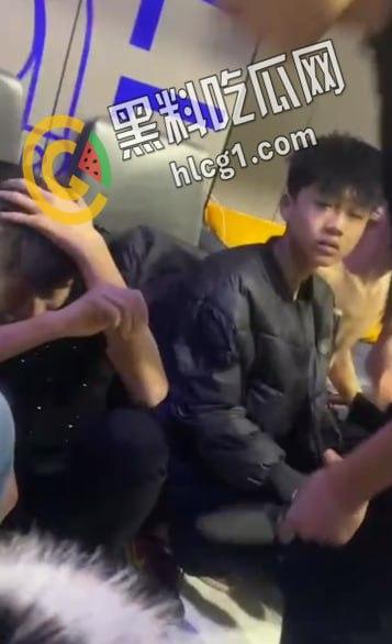 青海西宁 一女孩在酒店里遭多人暴打侮辱 扇耳光割头发 还逼迫女孩脱光全身衣服拍照！-2