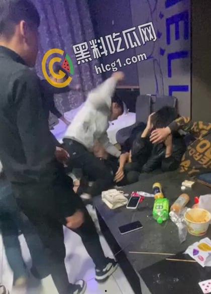 青海西宁 一女孩在酒店里遭多人暴打侮辱 扇耳光割头发 还逼迫女孩脱光全身衣服拍照！-3