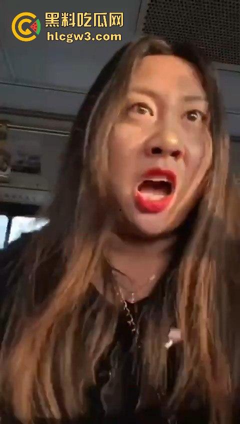 坦克小仙女坐公交大声喧哗反怼劝阻者 结果遇上硬茬 下车被骂到破防 大爷在车上笑得不行！-8