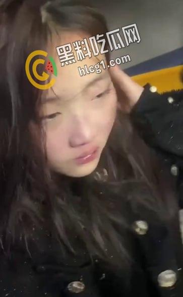 青海西宁 一女孩在酒店里遭多人暴打侮辱 扇耳光割头发 还逼迫女孩脱光全身衣服拍照！-7