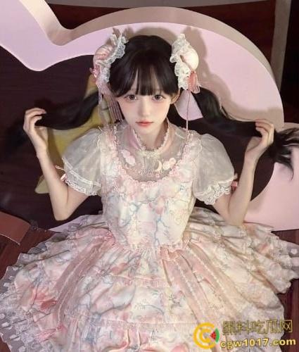 湖北武汉小萝莉被金主包养，穿白丝泳装做爱，年纪不大玩的挺花，各种调教完美配合，翘臀骑乘喷汁内射！-1