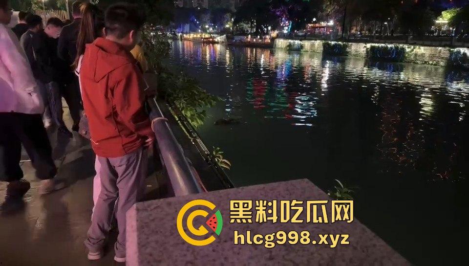 瓜友爆料！成都兰桂坊门口河里惊现浮尸，场面诡异引发热议！-6