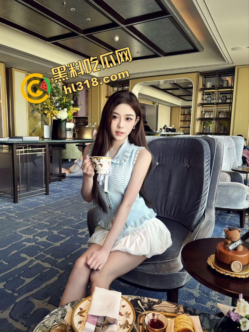 带小区的人妻野战商场地下室，边后入边提心吊胆，裤子还没穿好被物业围堵，差点被抓了个正着！-3