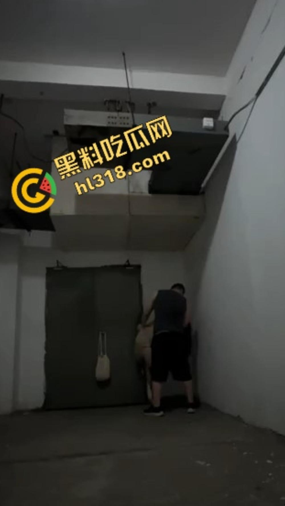 带小区的人妻野战商场地下室，边后入边提心吊胆，裤子还没穿好被物业围堵，差点被抓了个正着！-5