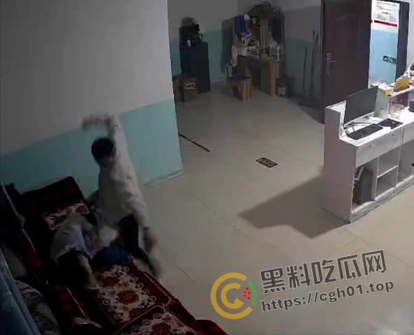 家暴杀妻现场！厨房拿刀照着脖子砍  这是被绿到什么程度才能下手这么狠 血腥慎入-1