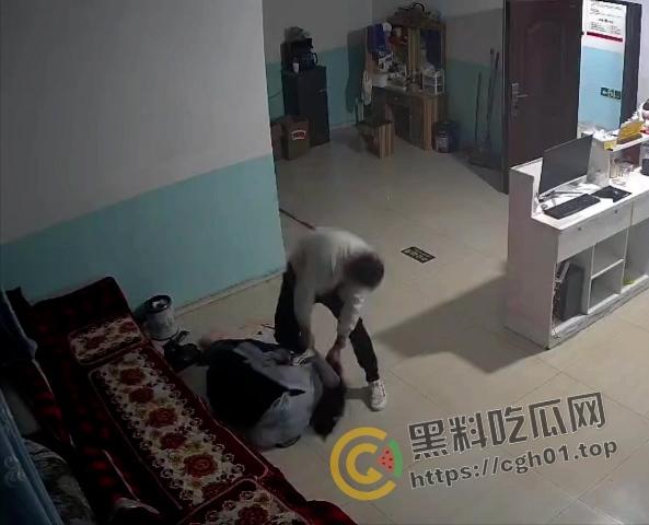 家暴杀妻现场！厨房拿刀照着脖子砍  这是被绿到什么程度才能下手这么狠 血腥慎入-4