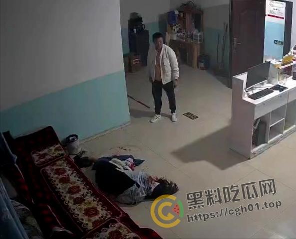 家暴杀妻现场！厨房拿刀照着脖子砍  这是被绿到什么程度才能下手这么狠 血腥慎入-5