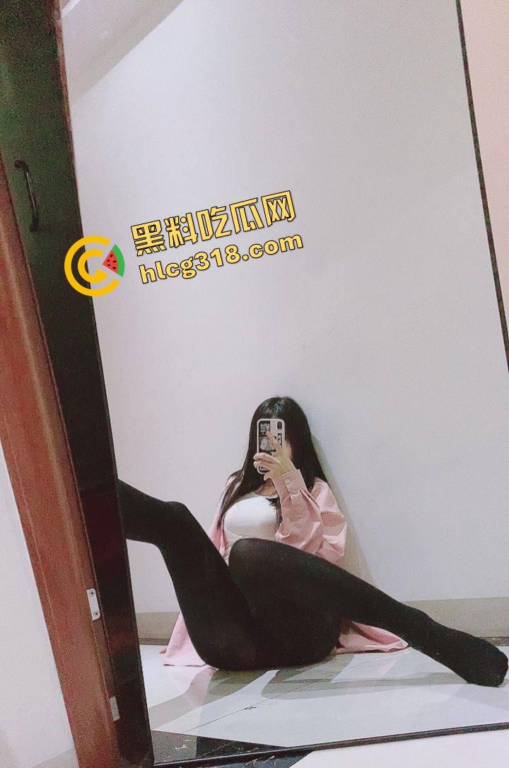 黑丝控天堂  女网友群里发黑丝自拍 问你们喜欢咬还是艹？咬咬咬 or 艹艹艹？回答我！-1