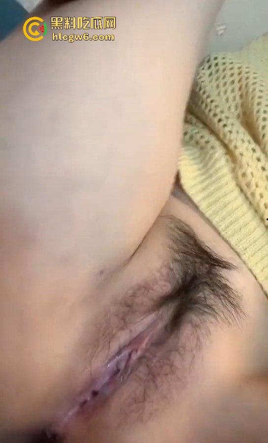 广东医科大学高颜值学妹【廖茵】跟男友裸聊性爱视频来袭，大胆的展示引以为傲的身材。-2