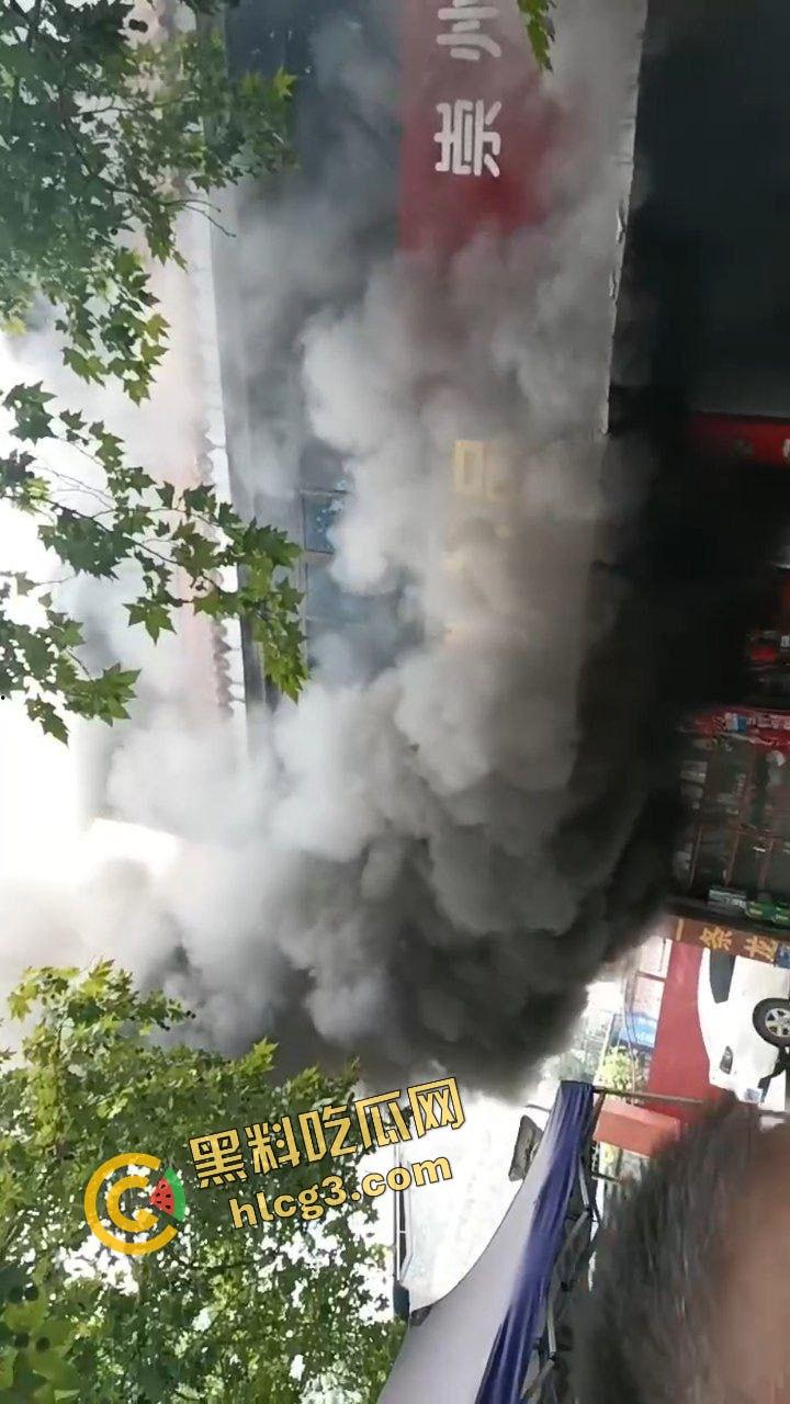 成都崇州施家坝农场 腊肉店起火！浓烟滚滚 火炎焱燚 为中元节做准备！-5