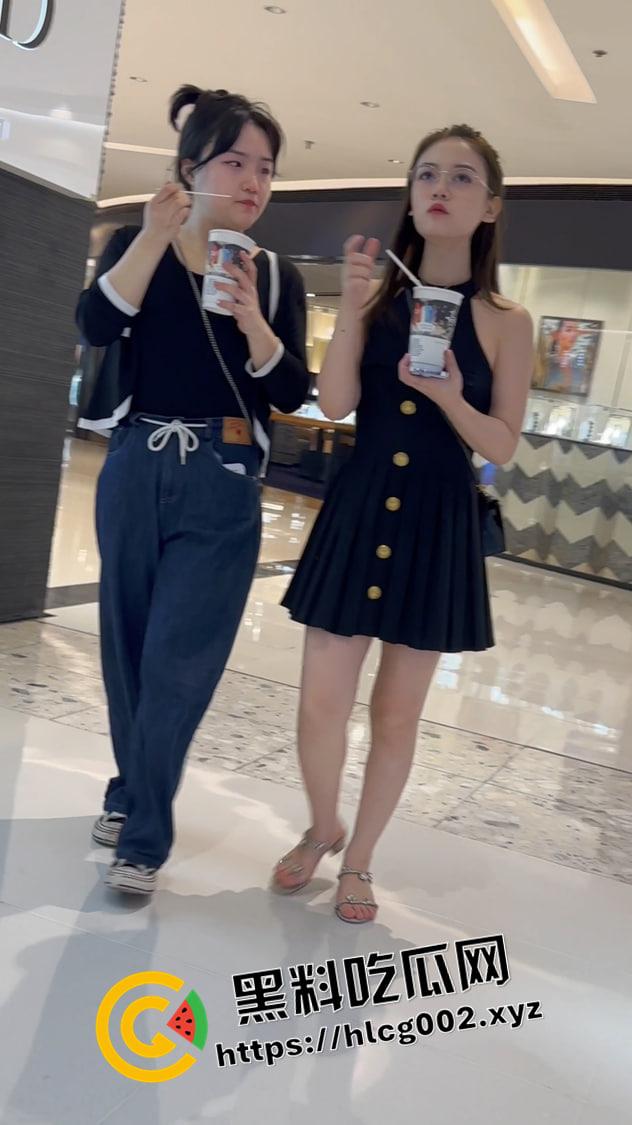 顶级偷拍！上海万达保时捷美女网红的裙底风光 粉色内裤紧紧勒逼 雪白的屁股Q弹-2