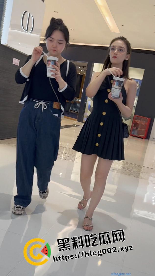 顶级偷拍！上海万达保时捷美女网红的裙底风光 粉色内裤紧紧勒逼 雪白的屁股Q弹-3