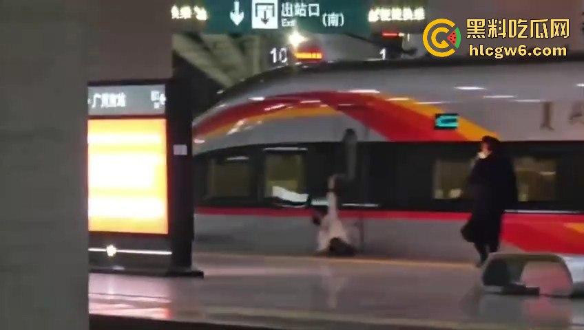 广州南站一乘客阻扒高铁车门夹住拖行，站务员紧急联络司机并跑向乘客，差点酿成大祸。-4