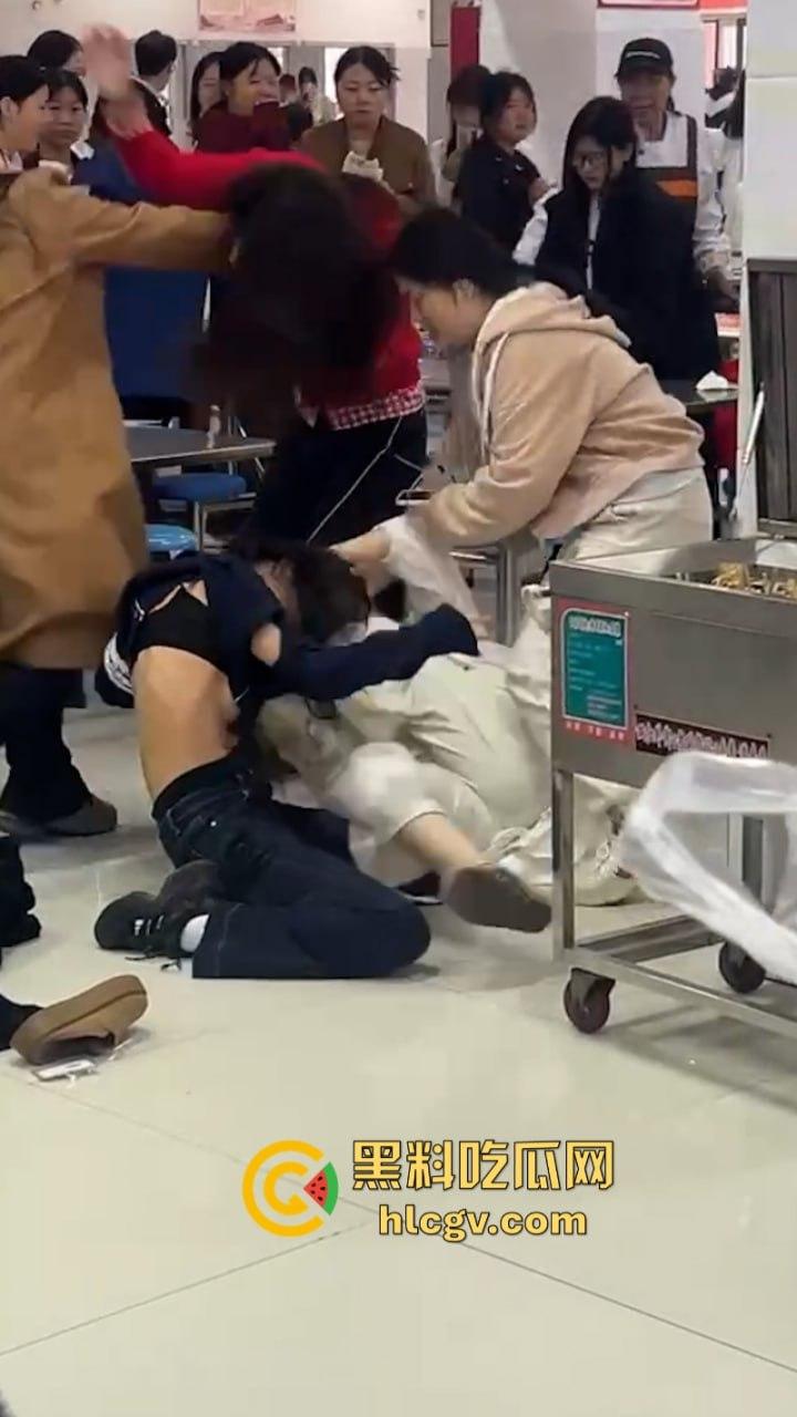 沈阳学院食堂女生打架现场堪比疯马秀 扒衣露奶相当刺激-1