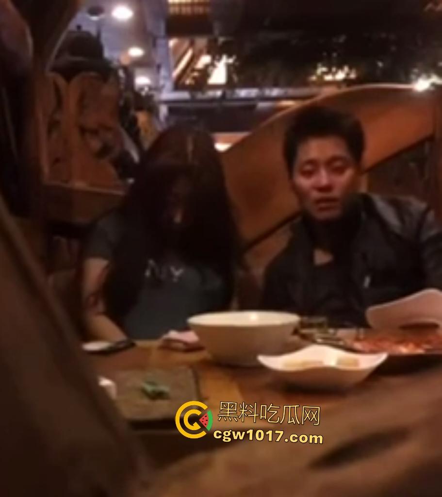 小情侣西餐厅内激情亲热被店长抓包，亲嘴摸奶后男友钻裙底直接舔逼，服务员拍肩喝止：想操去开房！-6