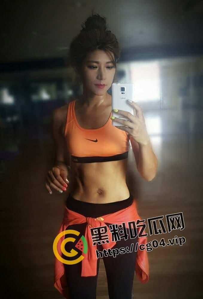 南韩普拉提教练 为金主献身 口爆吞精后入 白天上班普拉提 晚上后入当炮机-4