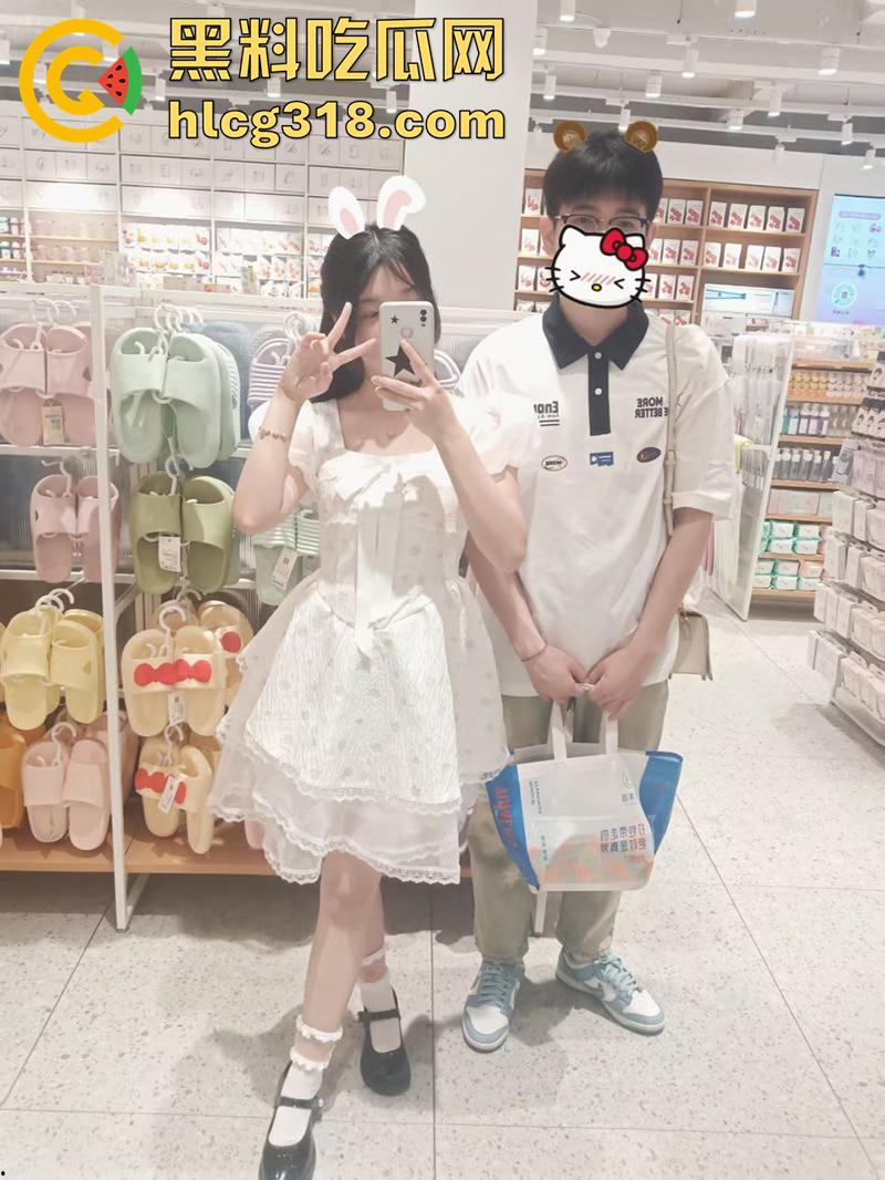 偷拍室友和女友洗澡，俩人激情共浴舔穴摸奶，最后直接后入啪啪，这翘臀看着真来电啊！-1