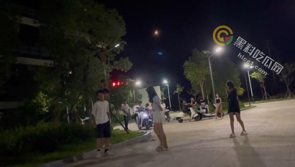 广场惊现暴力事件：男子竟在众目睽睽之下将女子按地暴揍！-1