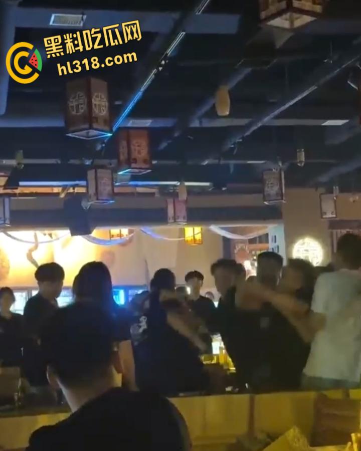 洛阳民谣酒馆上演全武行，精神小伙醉酒挑事，两方男女混战，店员拦都拦不住，场面堪比武林大会！-1