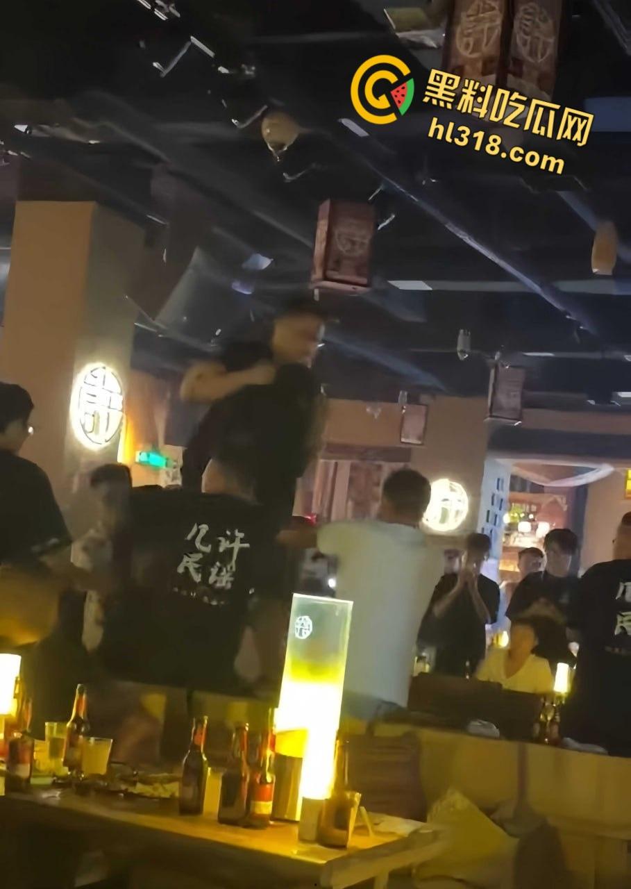 洛阳民谣酒馆上演全武行，精神小伙醉酒挑事，两方男女混战，店员拦都拦不住，场面堪比武林大会！-5