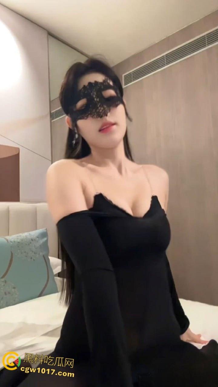 抖音百万粉丝网红【圈】，与金主裸聊黑料流出，甜美反差萌跪姿撩大哥，清纯播主秒变下贱母狗！-5