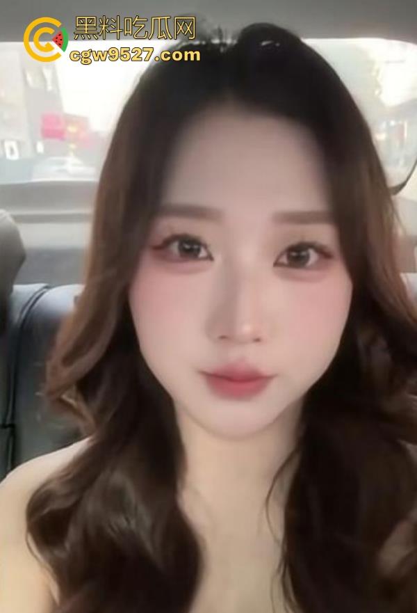 海角乱伦，边看电影边被嫂子疯狂色诱，埋头口交，老汉推车式猛插，无套内射精液流了嫂子一腿！-1