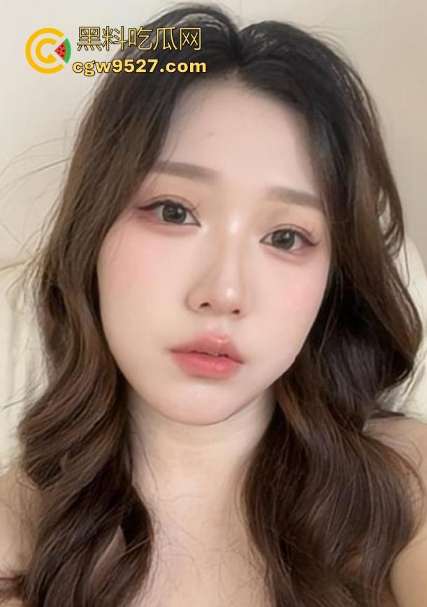 海角乱伦，边看电影边被嫂子疯狂色诱，埋头口交，老汉推车式猛插，无套内射精液流了嫂子一腿！-3