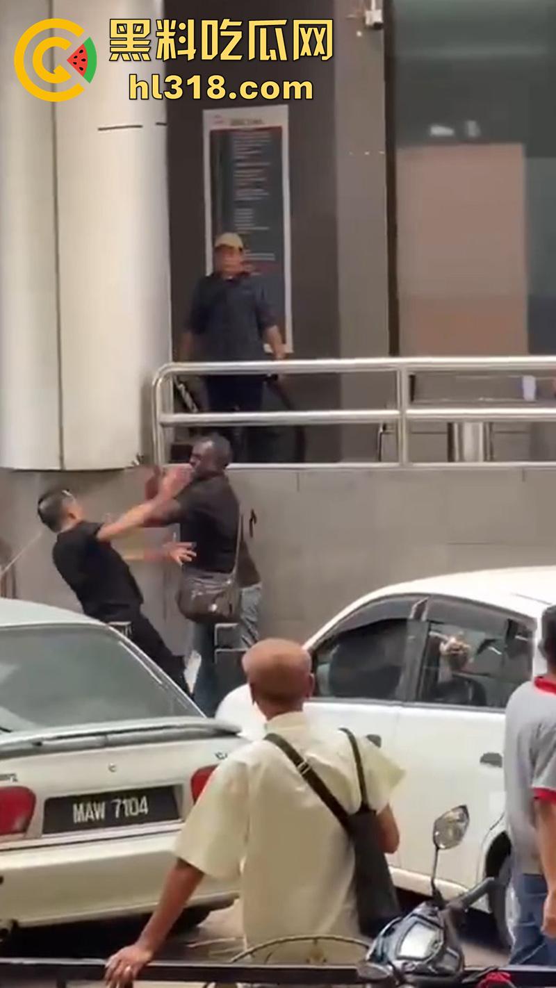 马来西亚醉酒刀仔砍人，新山市惊现醉酒汉，一言不合当街掏刀砍人 ，还涉嫌吸毒，目前已被逮捕！-3