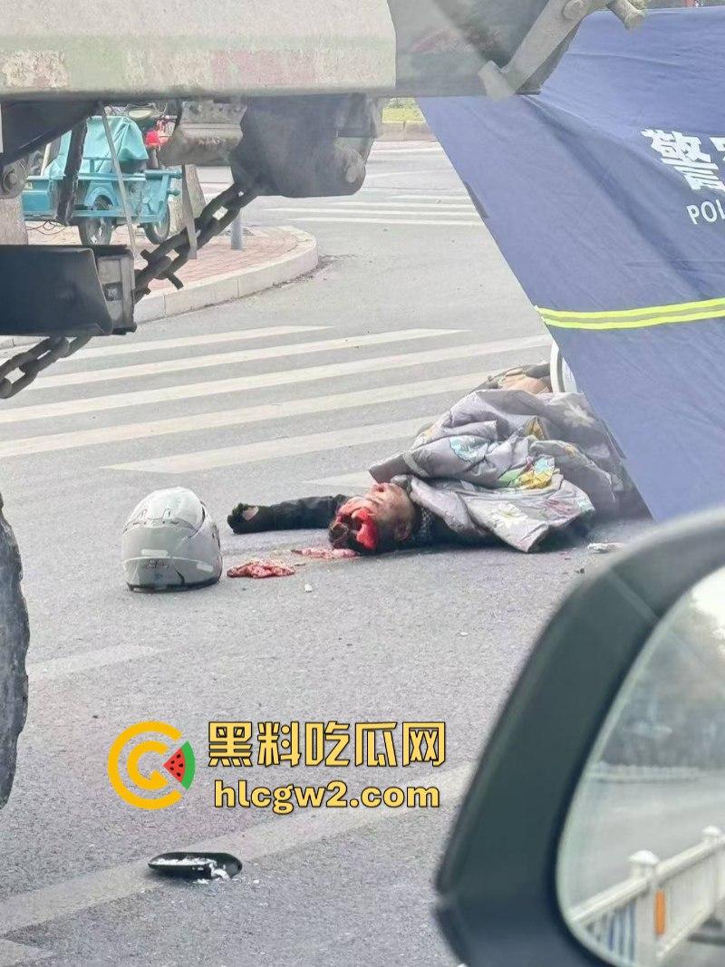 惨不忍睹！杭州一女子骑电车误入大货车盲区惨遭碾压 未带头盔当场爆浆无码实拍流出-1