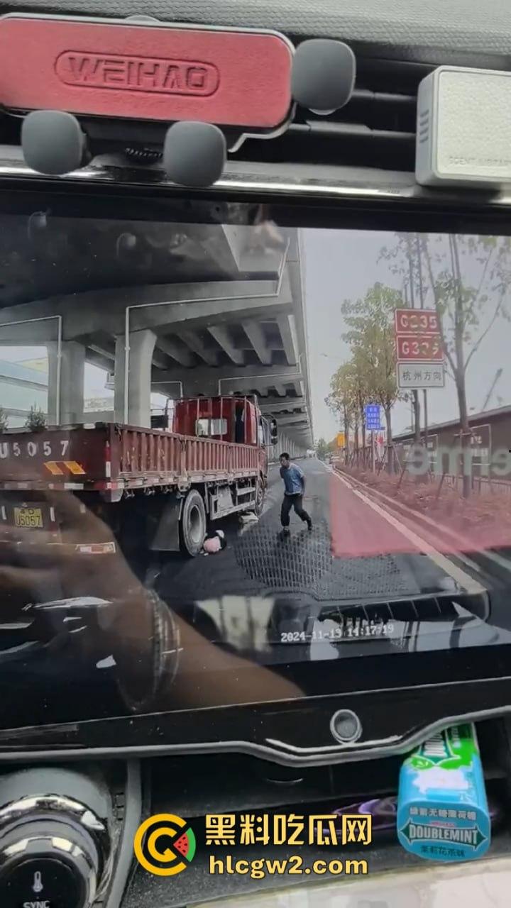 惨不忍睹！杭州一女子骑电车误入大货车盲区惨遭碾压 未带头盔当场爆浆无码实拍流出-3