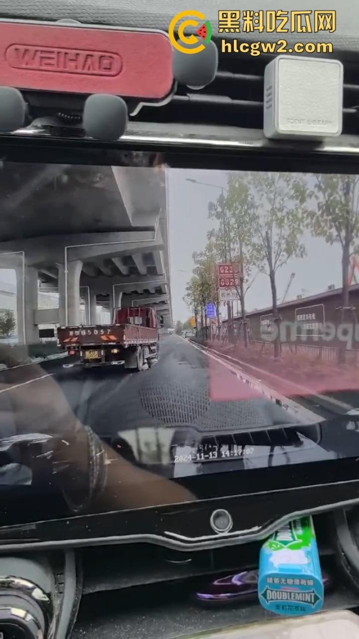 惨不忍睹！杭州一女子骑电车误入大货车盲区惨遭碾压 未带头盔当场爆浆无码实拍流出-4