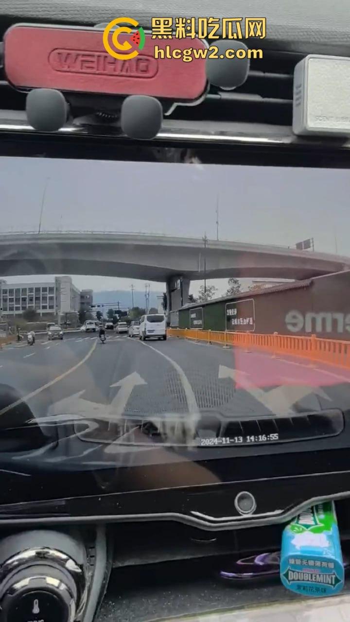 惨不忍睹！杭州一女子骑电车误入大货车盲区惨遭碾压 未带头盔当场爆浆无码实拍流出-5