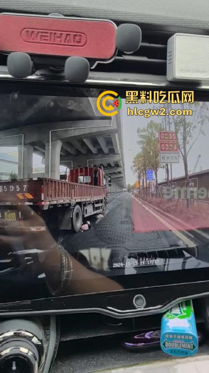 惨不忍睹！杭州一女子骑电车误入大货车盲区惨遭碾压 未带头盔当场爆浆无码实拍流出-6
