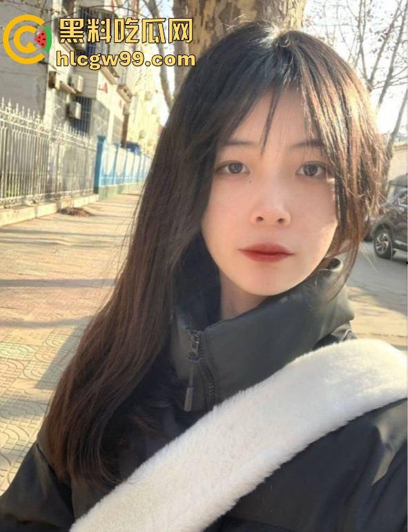 四川宜宾【赵倩】被爆私密视频，清纯学生妹跪地口交被颜射，粉嫩嫩的小逼惊艳众人！-1