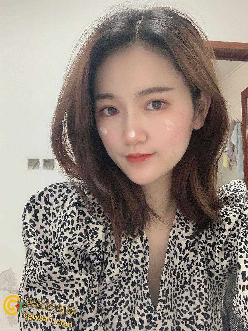 贵阳花溪保利溪湖【徐颖】，肉丝少妇足交勾引，白丝跪地口交吞精，蒙眼口塞内裤调教，高潮到呻吟连连！-1