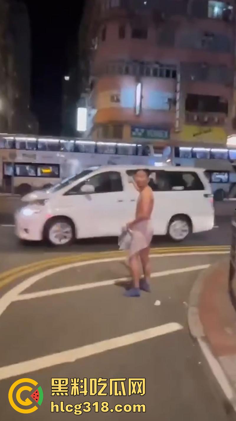 香港小伙白嫖吃霸王鸡，连吃三次翻车被大哥围堵，逼迫在旺角裸奔，身上写满侮辱文字！-5