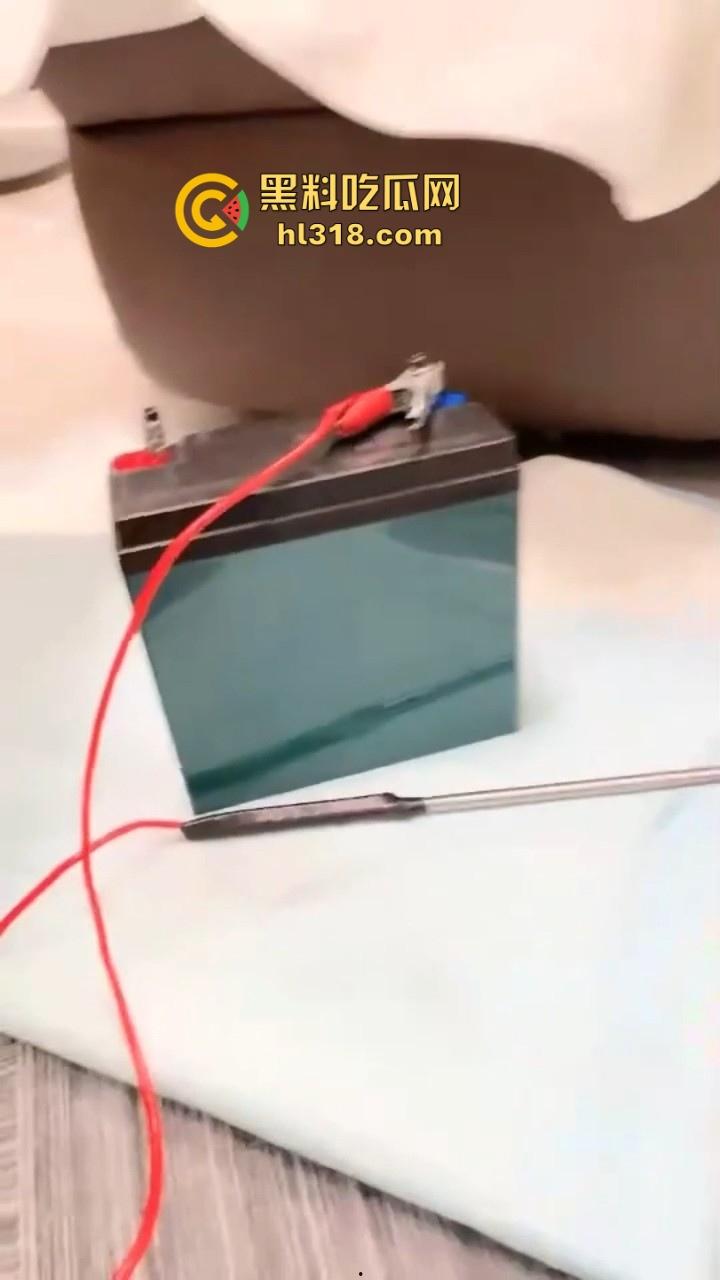 现在SM都发展到这个地步了吗！直接上电击了，把骚母狗的逼都电的缩起来，现场火花四溅刺激无比！-2