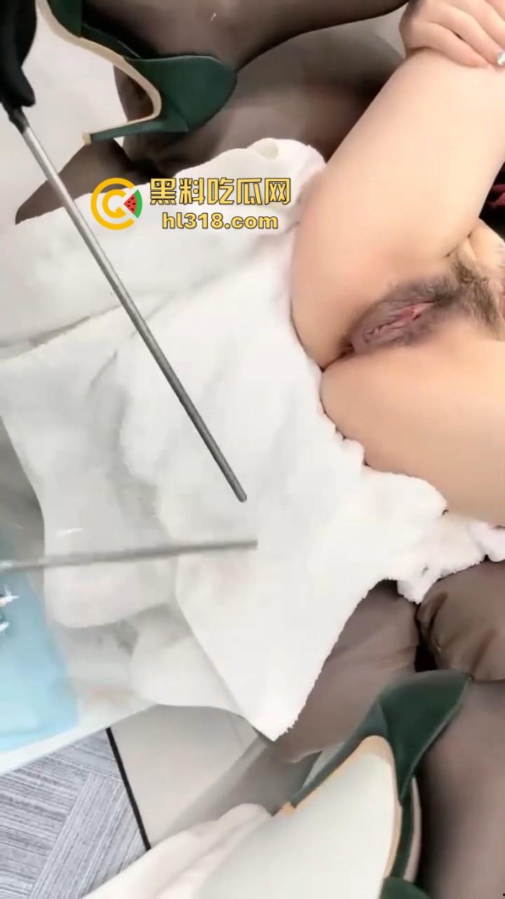 现在SM都发展到这个地步了吗！直接上电击了，把骚母狗的逼都电的缩起来，现场火花四溅刺激无比！-4