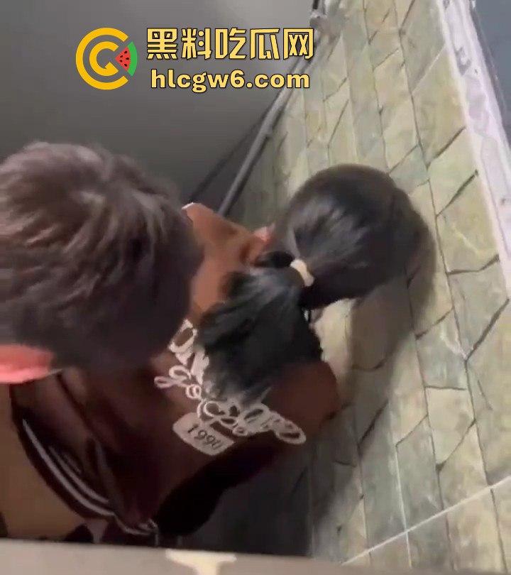 学生在课余时间在厕所后入女同学，女孩都不敢吭声 这也太刺激了吧！独家爆料！-3