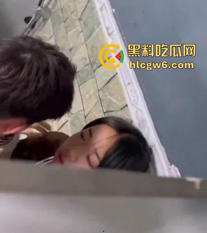 学生在课余时间在厕所后入女同学，女孩都不敢吭声 这也太刺激了吧！独家爆料！-4