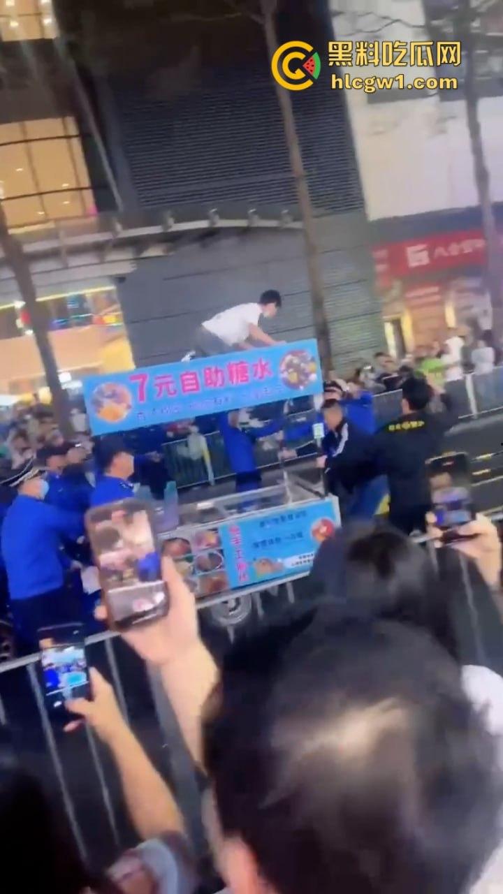 广东深圳沙井地摊被城管强行整顿 多个商贩不服管制大打出手 混乱场面视频曝光-7