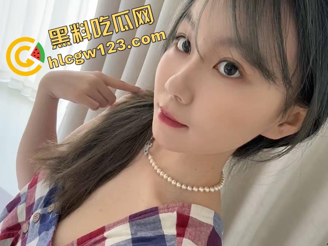 下班不回家,黑丝女同事主动开腿,办公室啪啪一炮入魂,男的舔完直接内射爆浆精液射满里面!-1