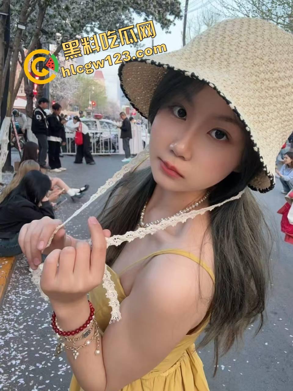 下班不回家,黑丝女同事主动开腿,办公室啪啪一炮入魂,男的舔完直接内射爆浆精液射满里面!-6