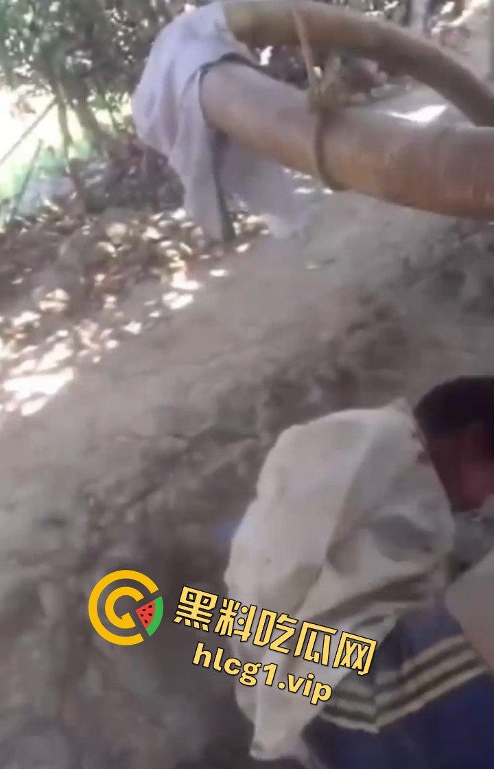 缅甸妙瓦底军阀虐待人质视频曝光，男子被殴打至面目全非，血迹斑斑的恐怖真相！-5